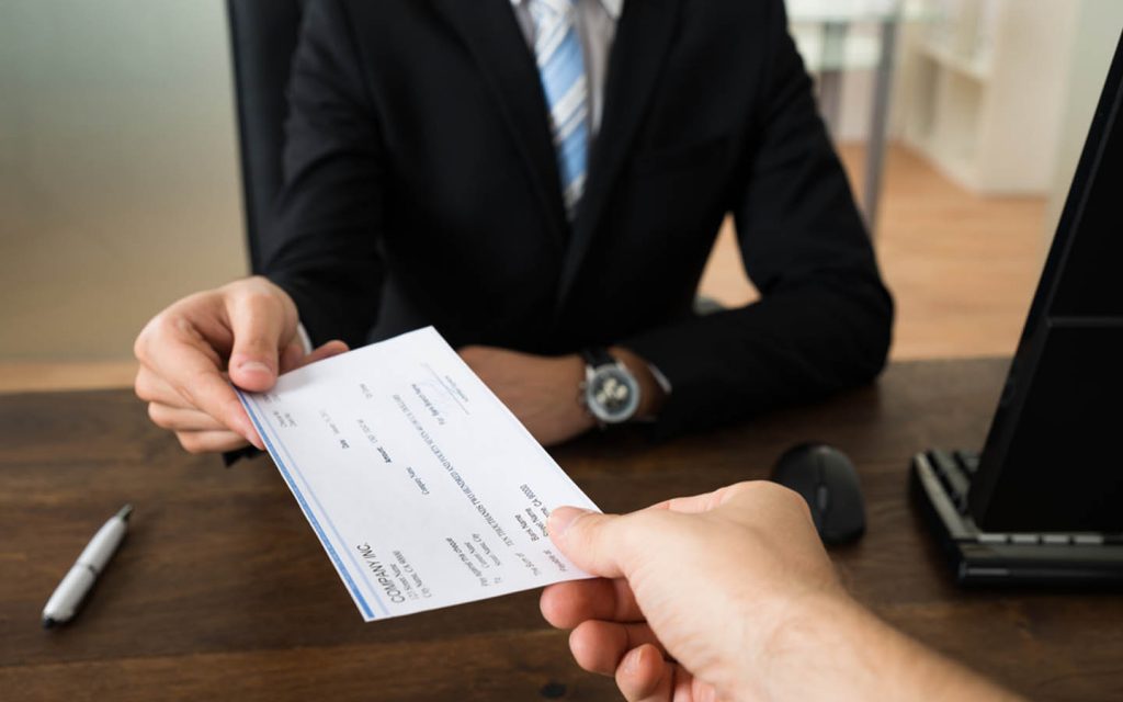 landlord-and-tenant-exchanging-security-deposit-cheque-1024x640.jpg